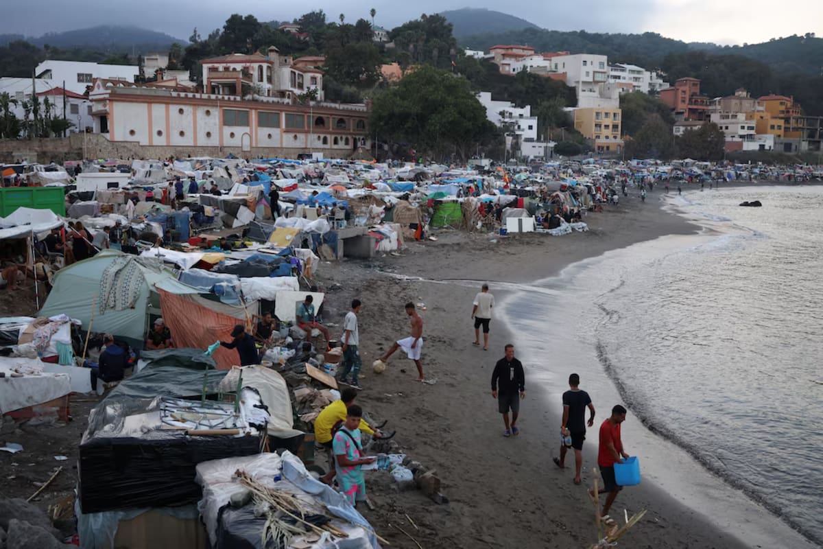 España desaloja el asentamiento migrante de la playa del Trampolín en Ceuta; 2 mil permanecen en un centro de acogida