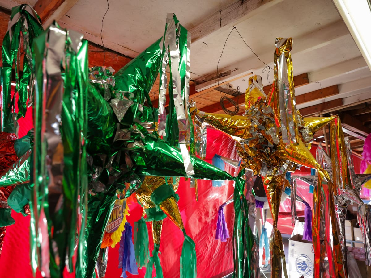 En plena temporada navideña, cuando las posadas llenan de música y luces las calles, la piñata de siete picos sigue erigiéndose como uno de los símbolos más representativos de la tradición mexicana l Foto: Javier Gallegos