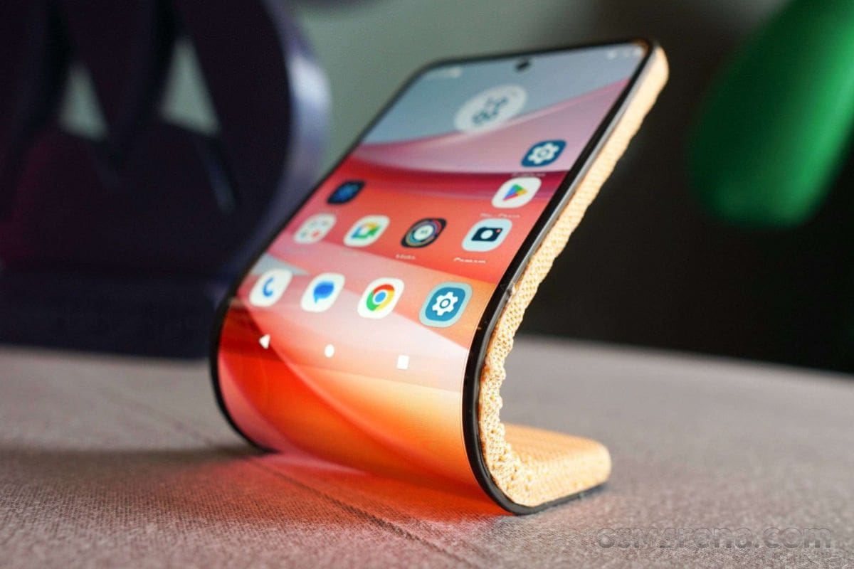 Un smartphone que se dobla y se adapta a tu estilo: así es el celular flexible de Motorola