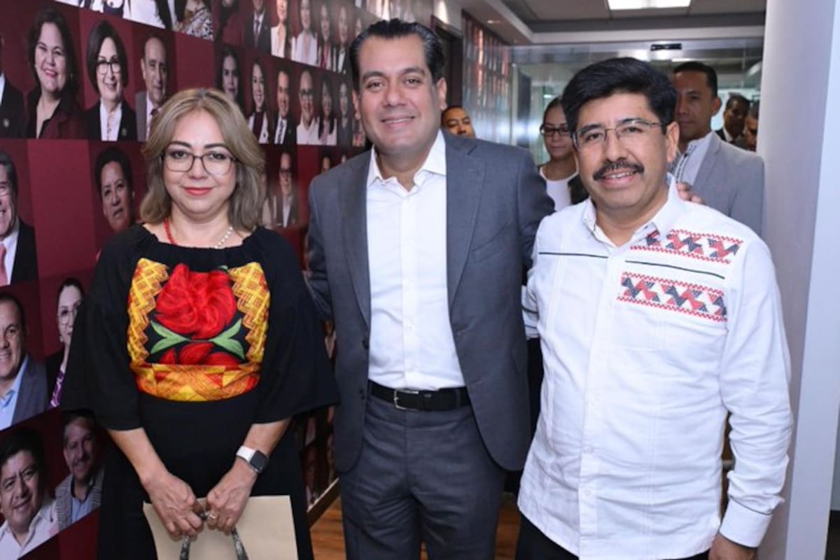 Hugo Aguilar llegó a la Cámara de Diputados y es recibido por Sergio Gutiérrez Luna