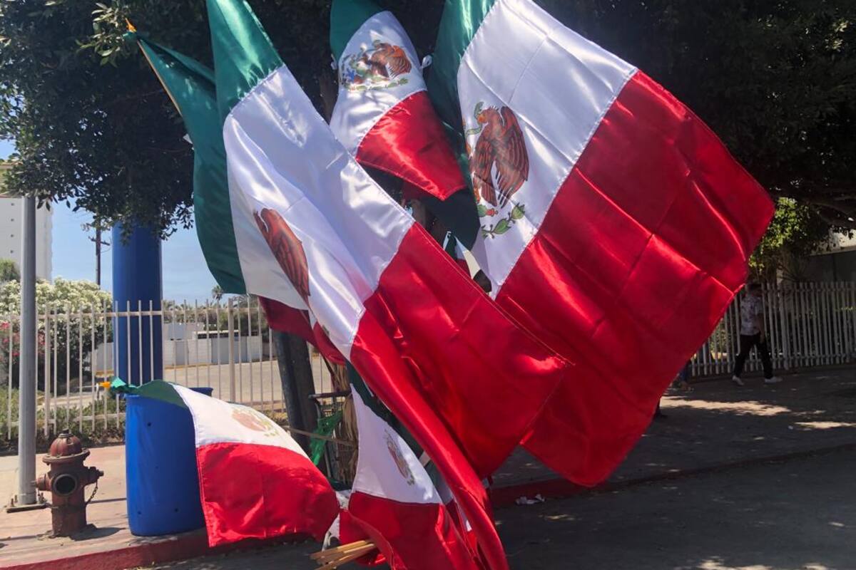Denuncia vendedor de banderas negativa en renovación de permiso en Rosarito