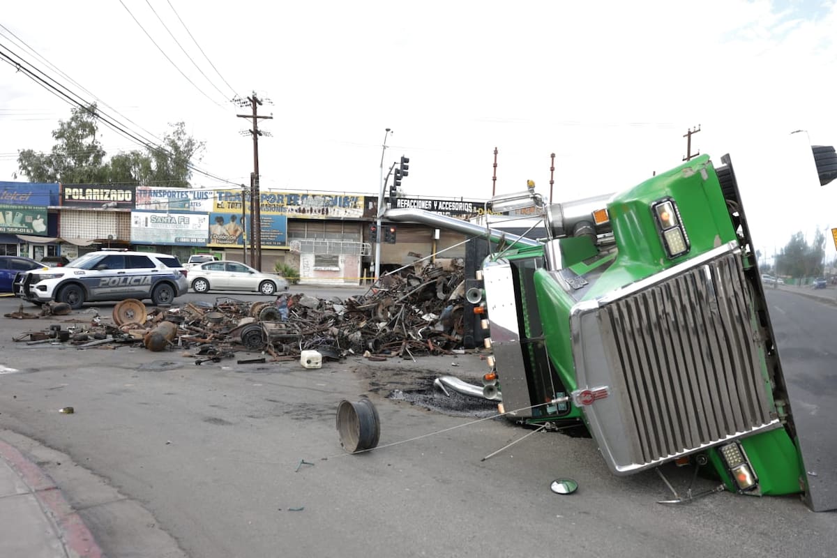 Tráiler que transportaba chatarra vuelca y provoca caos vial en la carretera a San Luis Río Colorado
