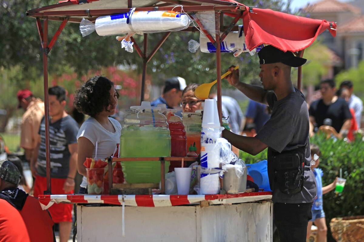 Migrantes cubanos sobreviven en México con el empleo informal