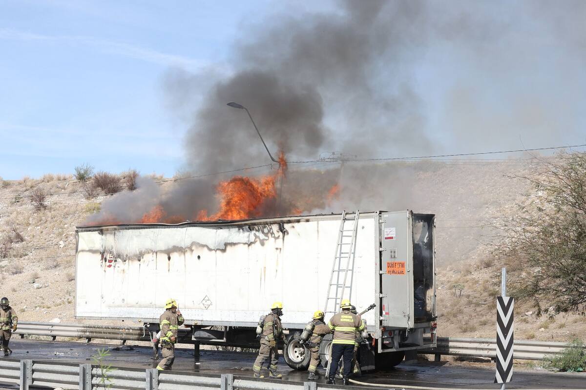 Veículos de carga se incendian tras accidentes viales