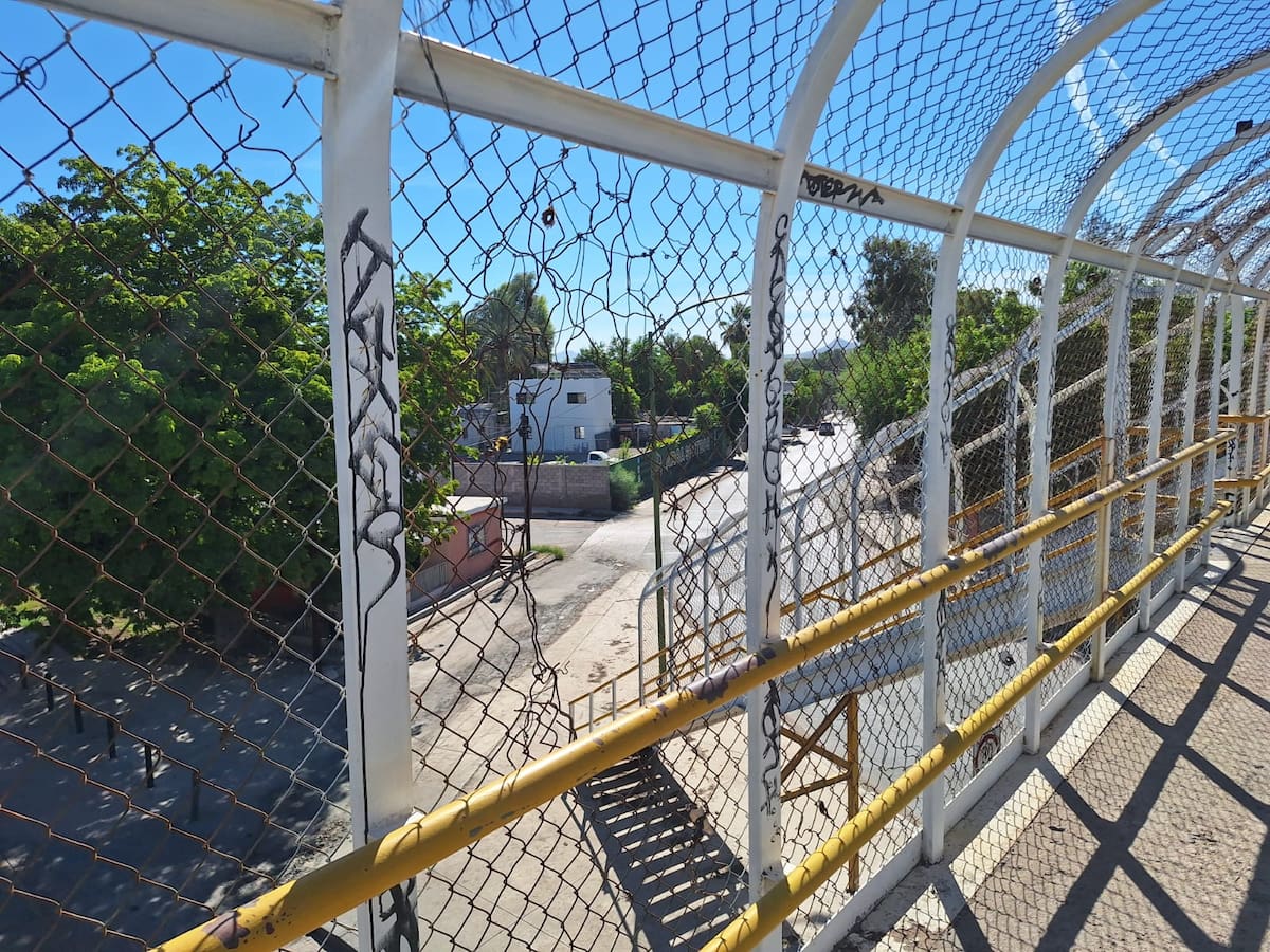 La malla ciclónica que protege el puente tiene un gran orificio que representa riesgo de caída para cualquier persona, no sólo para los estudiantes.