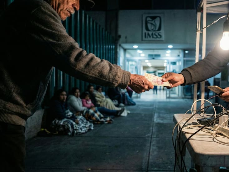 El sistema de salud que “no es como Dinamarca”: Denuncian cobros de 100 pesos por cargar celulares frente al IMSS mientras el Gobierno de Claudia Sheinbaum enfrenta críticas por la falta de empatía en hospitales en 2026