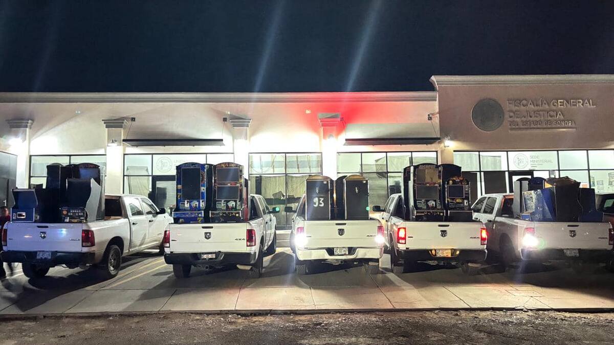 Vehículos utilizados para el traslado de las máquinas tragamonedas incautadas en Guaymas durante los operativos de la Fiscalía de Sonora. / FGJE Sonora.