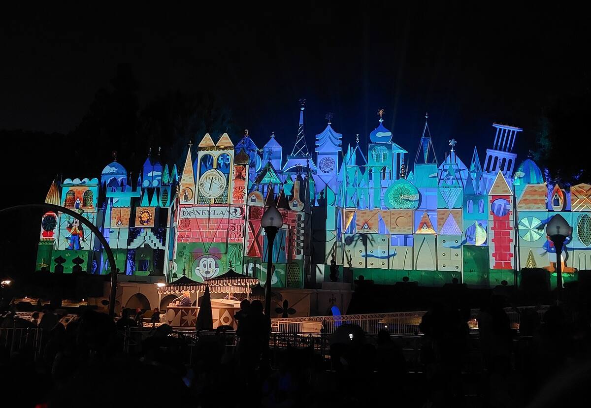 El espectáculo "Tapestry of Happiness" forma parte del 70 aniversario del Disneyland Resort.