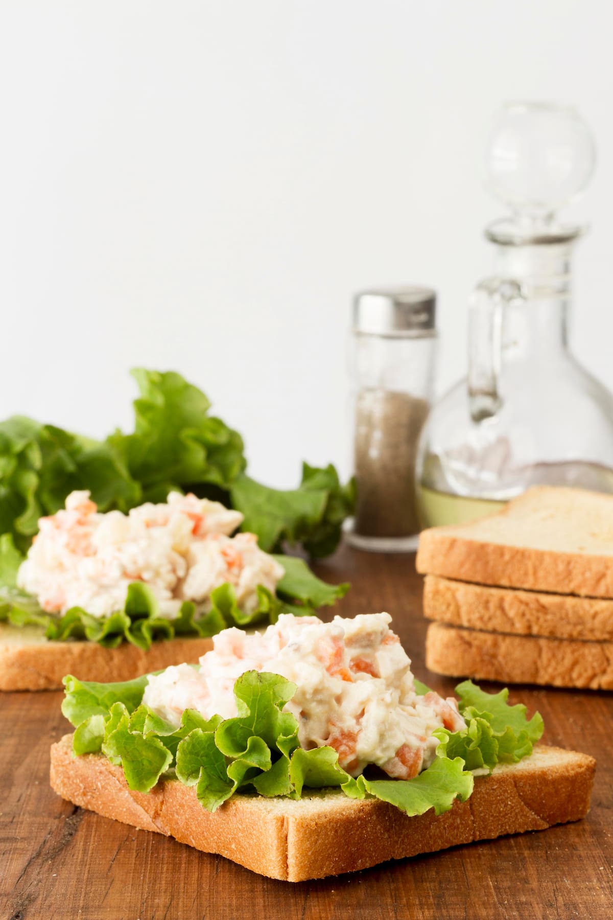 El atún en agua es perfecto para ensaladas tradicionales con mayonesa o crema, sándwiches y wraps cotidianos. | Magnific