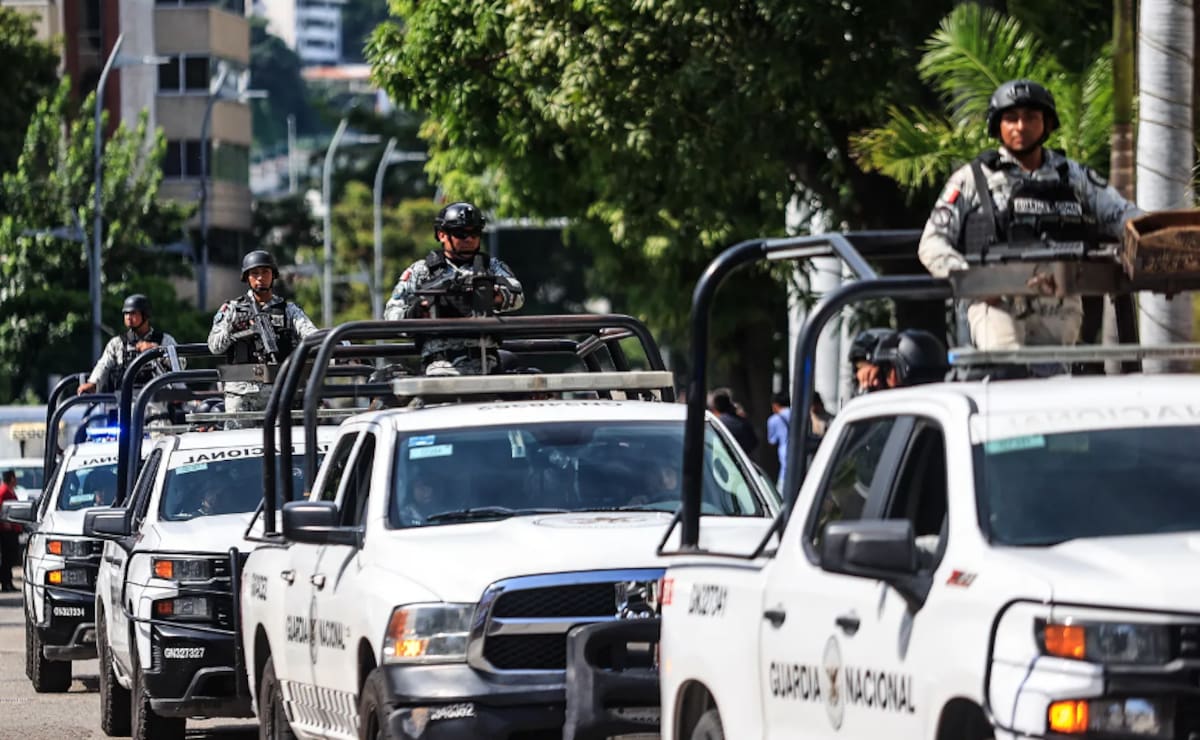 Vehículos de la Guardia Nacional en rondas de vigilancia, en la ciudad de Acapulco en el estado de Guerrero (México). / EFE-David Guzmán