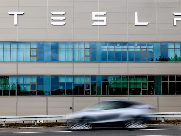 Mujer fallece luego que un Tesla chocara contra un poste de electricidad y se prendiera en fuego en EEUU; su esposo resultó lesionado