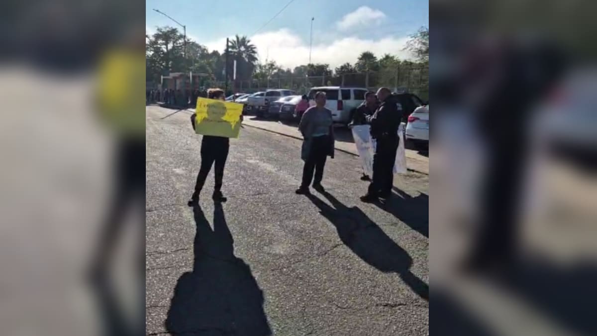 Padres de Familia bloquean cruce en Coloso Bajo exigiendo el regreso a clases presenciales en la Secundaria Técnica 6