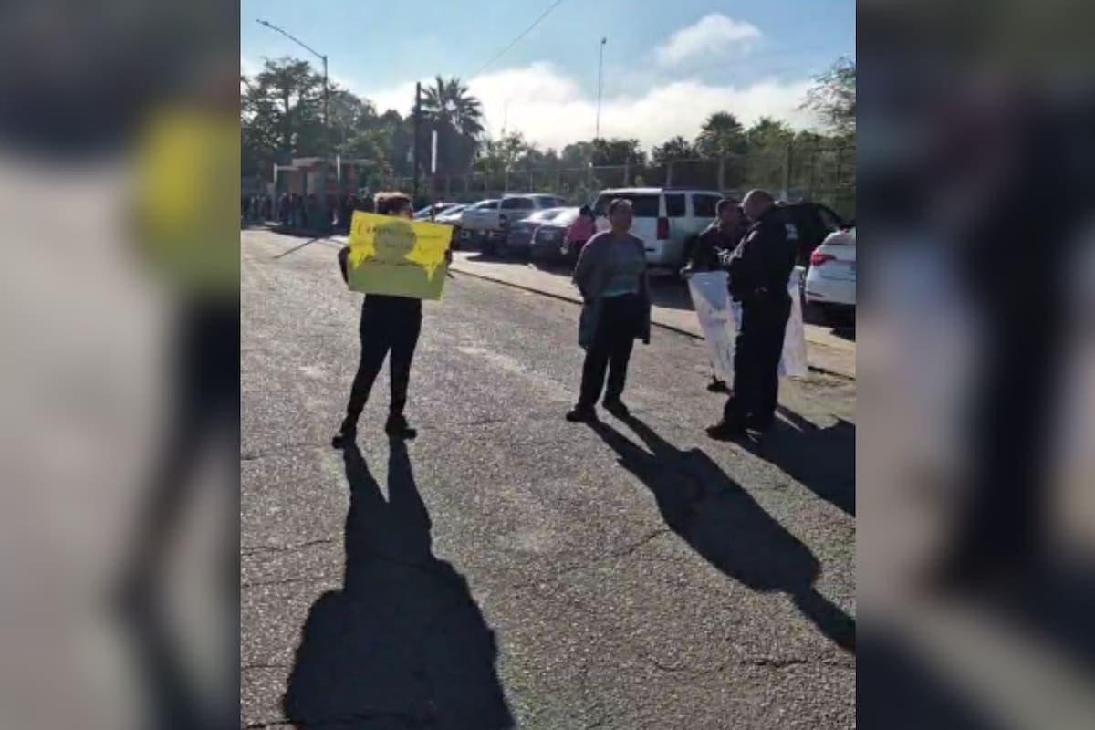 Padres de Familia bloquean cruce en Coloso Bajo exigiendo el regreso a clases presenciales en la Secundaria Técnica 6