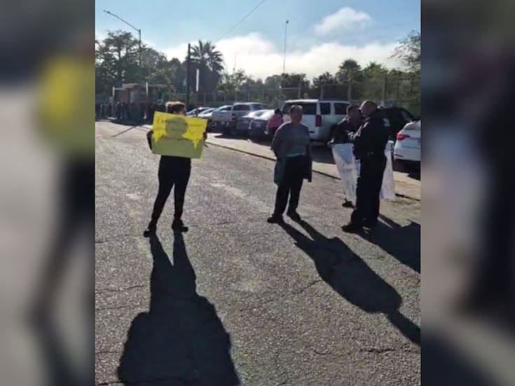 Padres de Familia bloquean cruce en Coloso Bajo exigiendo el regreso a clases presenciales en la Secundaria Técnica 6