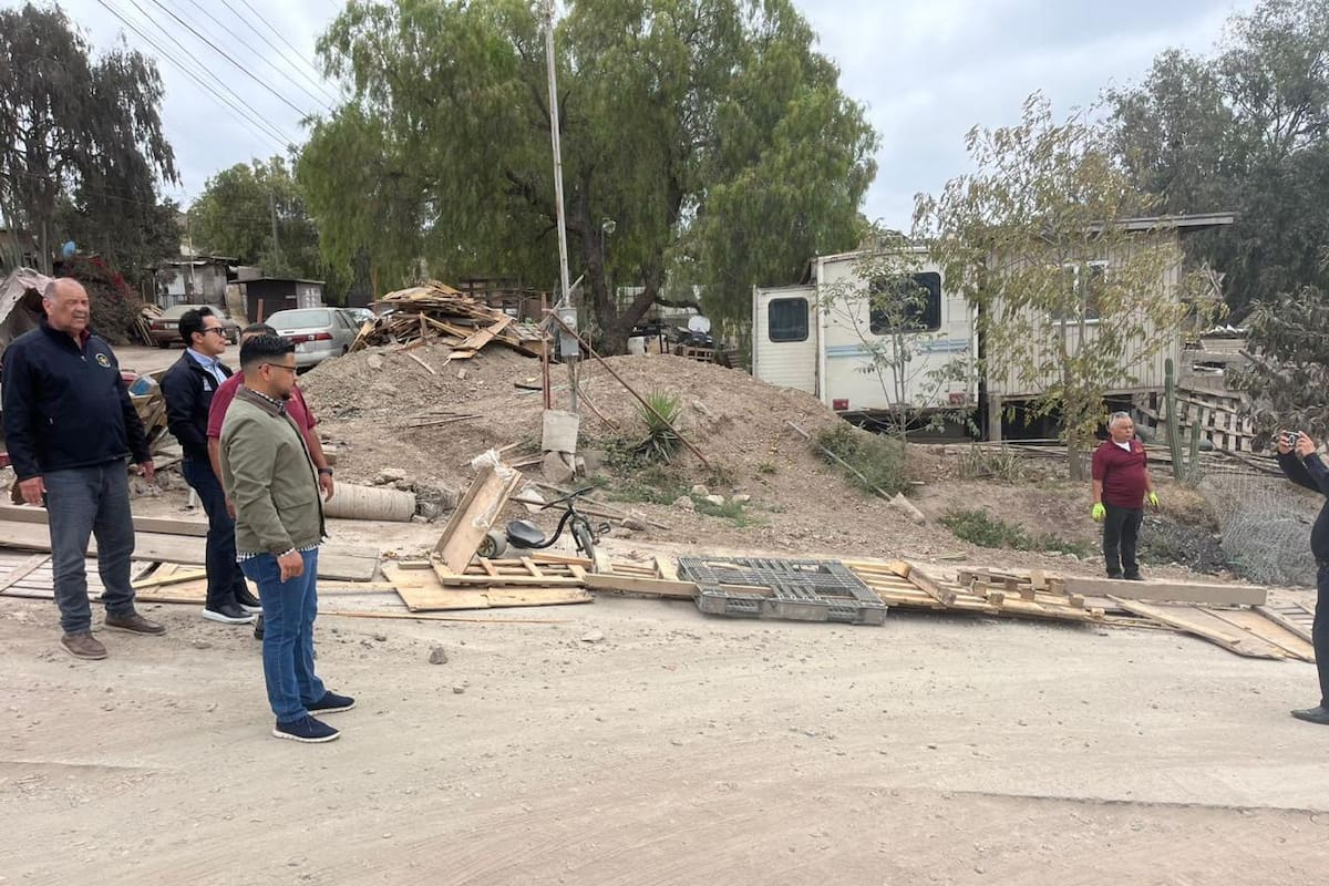 Vecinos recuperan paso vehicular tras liberación de calle en Rosarito