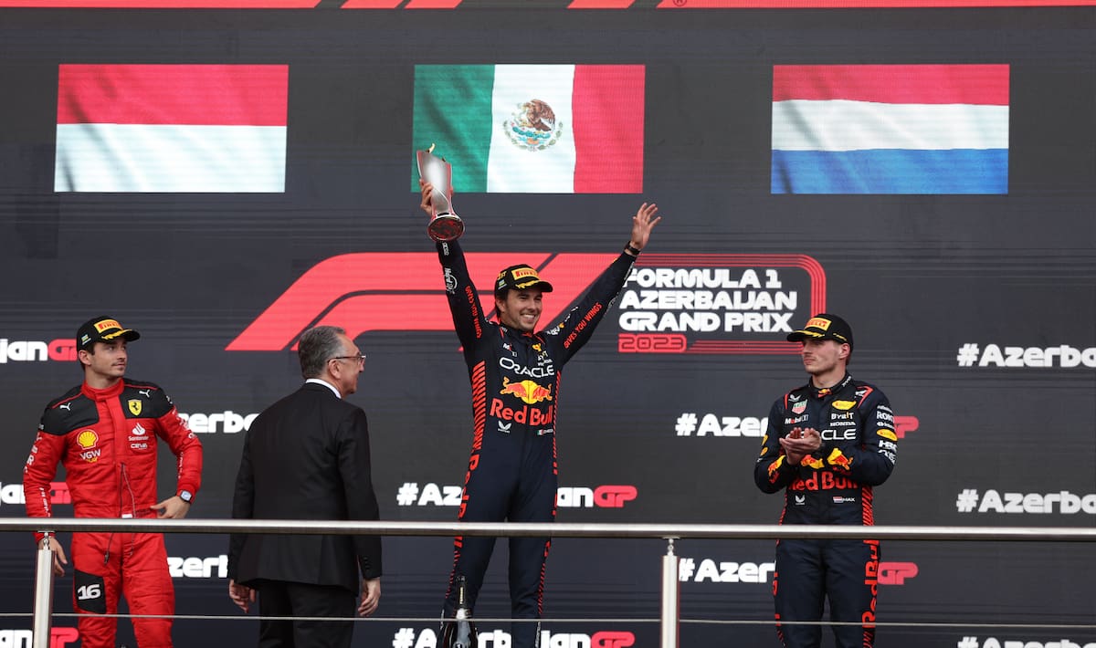De izquierda a derecha: el piloto monegasco de Fórmula 1 Charles Leclerc, de Scuderia Ferrari, tercer lugar; el piloto mexicano Sergio Pérez, de Red Bull Racing, primer lugar; y el piloto neerlandés Max Verstappen, también de Red Bull Racing, segundo lugar, posan en el podio tras el Gran Premio de Azerbaiyán de Fórmula 1 de 2023, disputado en el Circuito Urbano de Bakú, Azerbaiyán, el 30 de abril de 2023.(Fórmula Uno, Azerbaiyán) EFE/EPA/ALI HAIDER