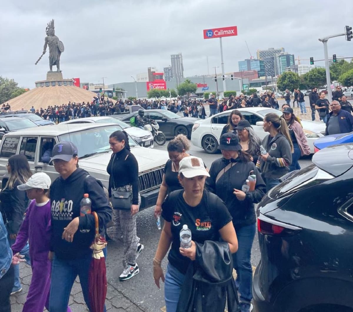 Las autoridades implementaron desvíos de tráfico en el área para evitar incidentes vehiculares.