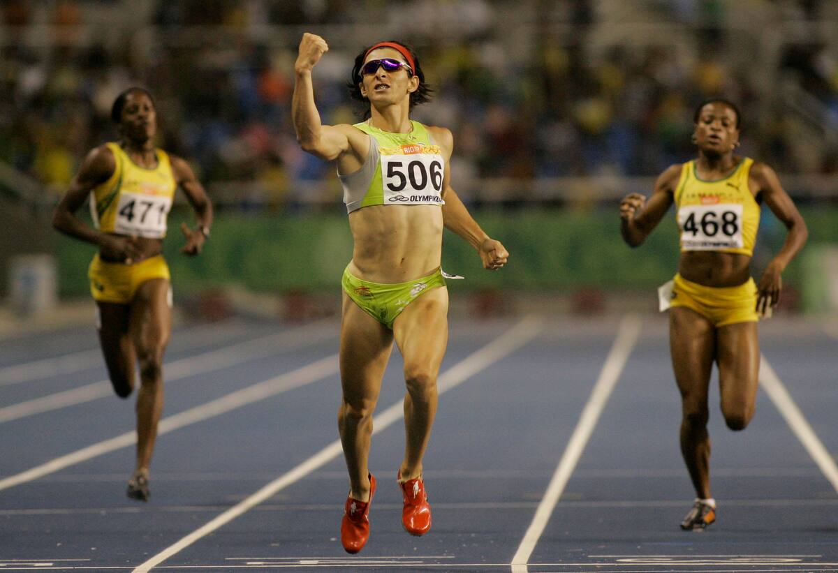 Ana Guevara, medallista de plata en los Juegos Olímpicos de Atenas 2004, no solo destacó en los 400 metros planos, sino que también desafió los prejuicios sobre su apariencia.