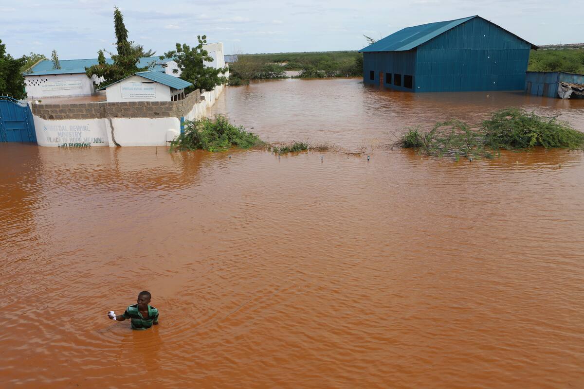 Un hombre nada desde el recinto anegado de una iglesia después de que el río Tana se desbordara en Mororo, en la frontera de los condados de Río Tana y Garissa, en el nordeste de Kenia, el domingo 28 de abril de 2024. Las fuertes lluvias en distintas zonas de Kenia han provocado decenas de muertos y desplazado a decenas de miles de personas, según Naciones Unidas. (AP Foto/Andrew Kasuku)