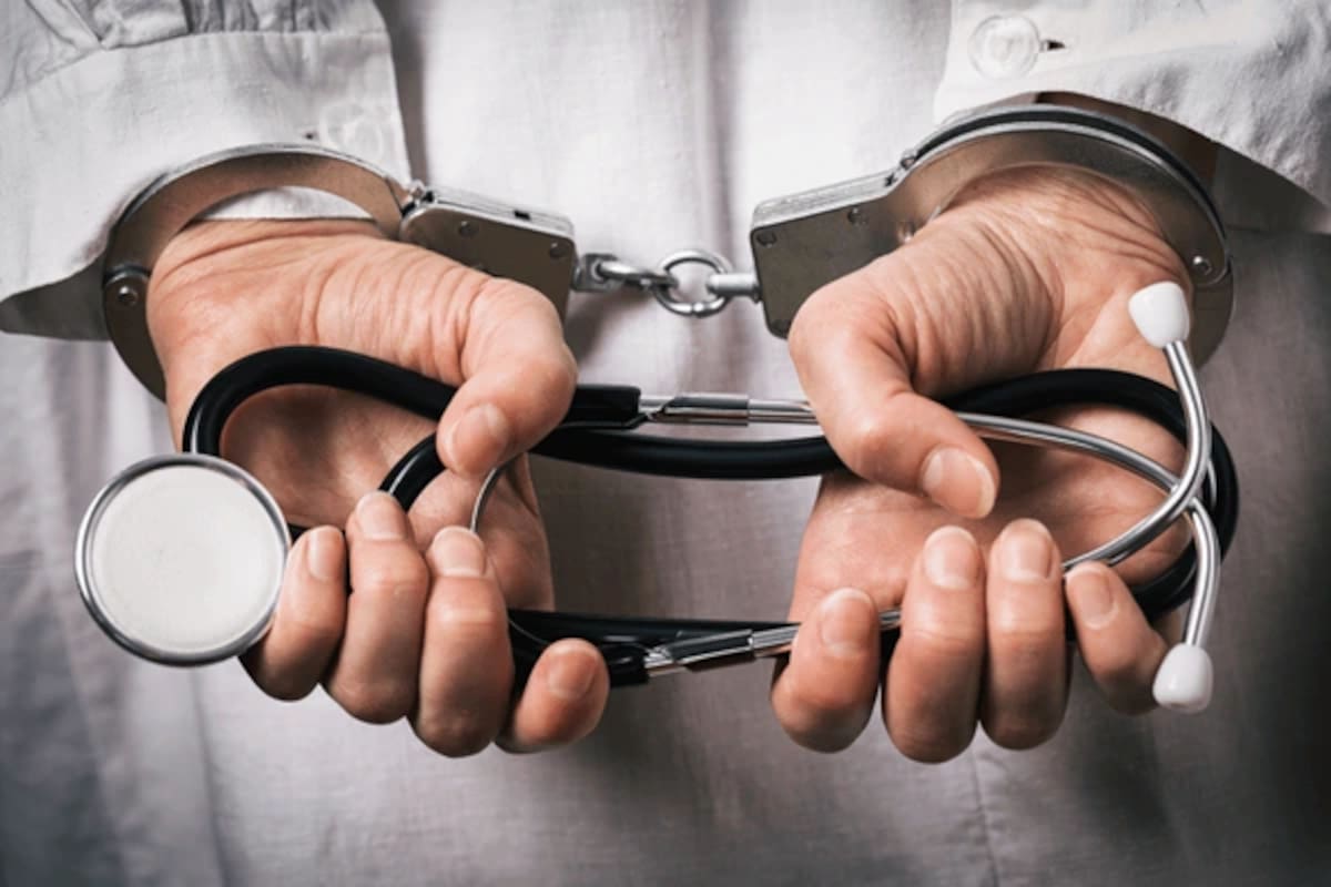 El médico fue detenido acusado de abuso contra un paciente durante un estudio. | ShutterStock