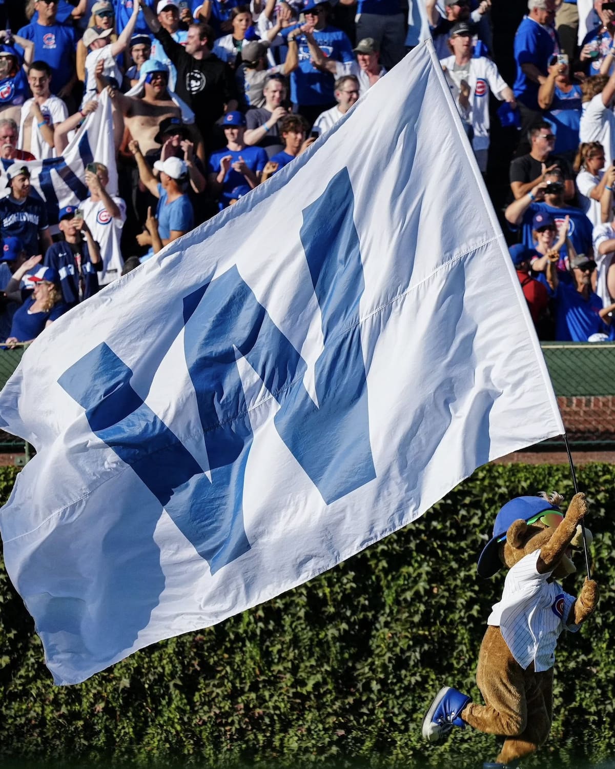 Clark, las mascota de los Cachorros de Chicago, corre con la bandera de la "W" tras vencer a los Padres de San Diego en el Wrigley Field. (Foto: Facebook de los Chicago Cubs)