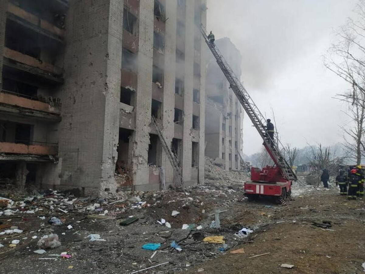 IMAGEN DE ARCHIVO. Una vista de un edificio residencial dañado durante un ataque aéreo, mientras continúa la invasión rusa de Ucrania, en Chernígov, Ucrania, en esta foto distribuida el 13 de marzo de 2022. Servicio de prensa del Servicio Estatal de Emergencia de Ucrania/Distribuida vía REUTERS ATENCIÓN EDITORES - ESTA IMAGEN HA SIDO SUMINISTRADA POR UN TERCERO. CRÉDITO OBLIGATORIO