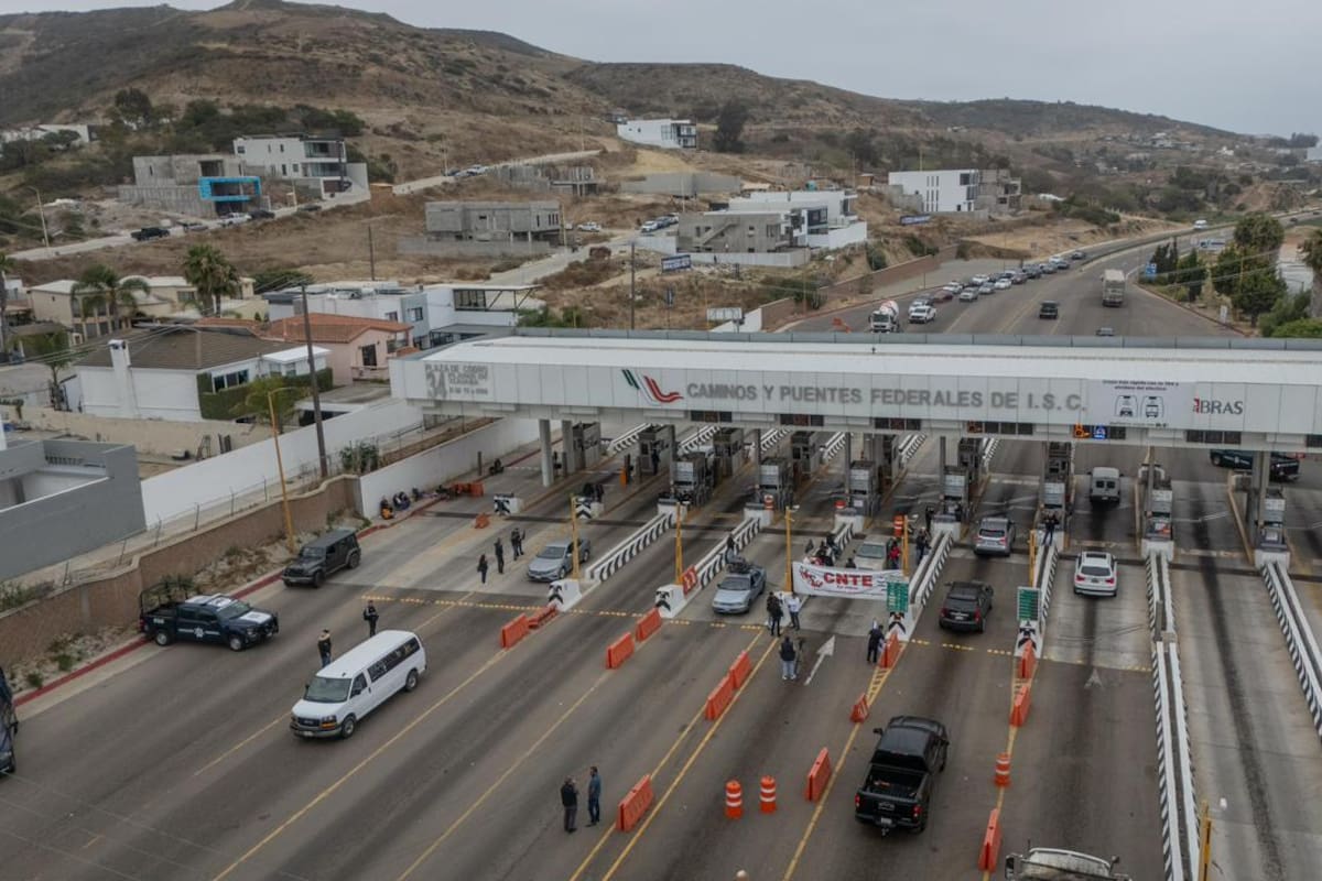 Docentes de la CNTE liberan casetas en Baja California; cumplen cinco días de movilizaciones