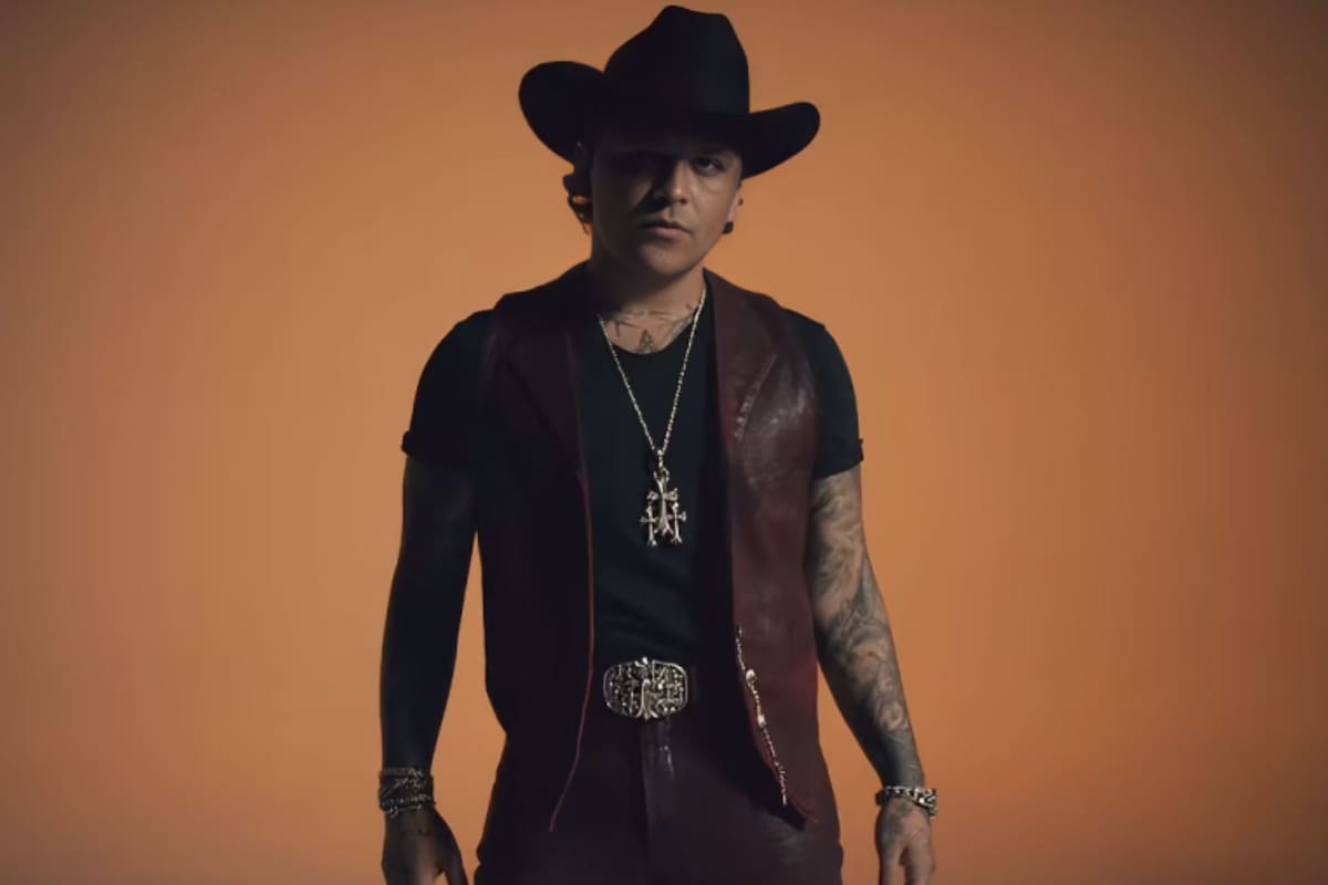 Se viraliza foto de Christian Nodal en la que presume su físico