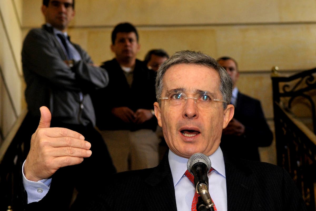 A 12 años de arresto domiciliario condenan a expresidente Álvaro Uribe