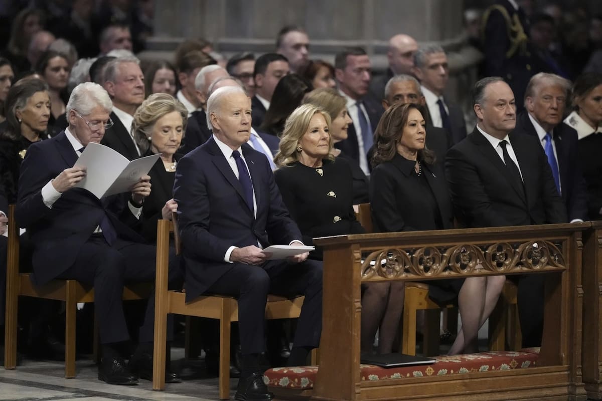 El presidente Joe Biden y su esposa Jill Biden, Kamala Harris y su esposo Doug Emhoff, además de otros ex mandatarios como Barack Obama (sin Michelle Obama), Donald Trump junto a Melania, y Bill Clinton junto a su esposa Hillary, se reunieron en el funeral del expresidente Jimmy Carter. | Crédito: AP
