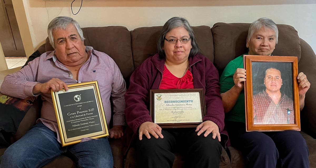 De izq. a der. Alfredo Jiménez Hernández, Leticia Jiménez y Esperanza Mota de Jiménez, familiares del periodista desaparecido. FOTO: JORGE LÓPEZ