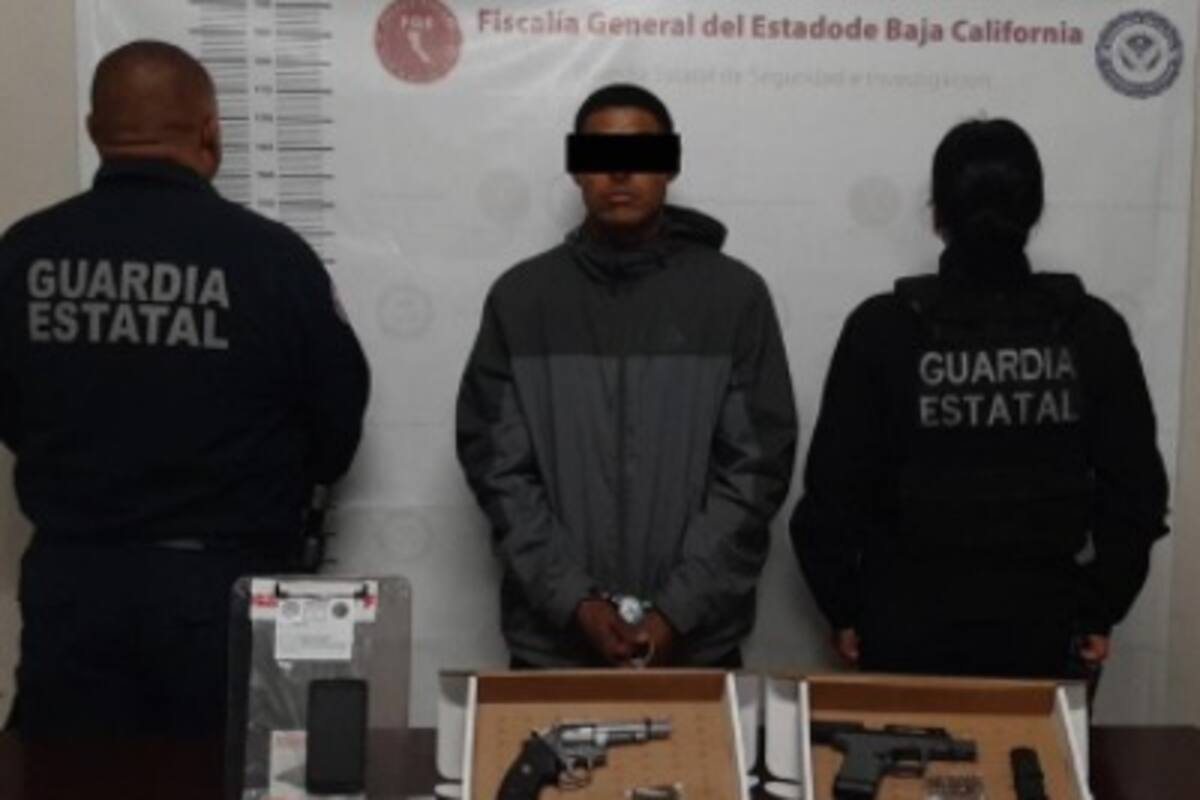 Detiene FGE a hombre con dos armas de fuego