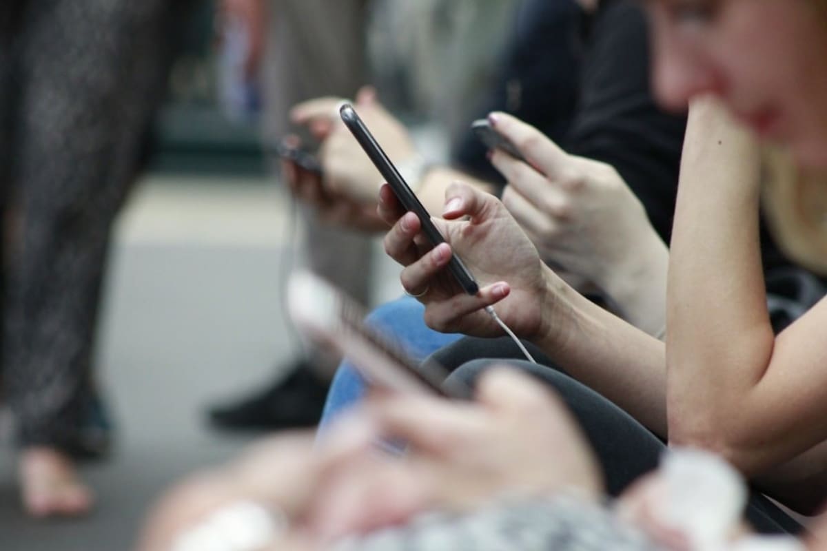 Japón rechaza prohibir redes sociales a menores de 16 años y apuesta por verificación de edad y educación digital mientras Australia ya aplica vetos y México analiza regular el diseño de plataformas