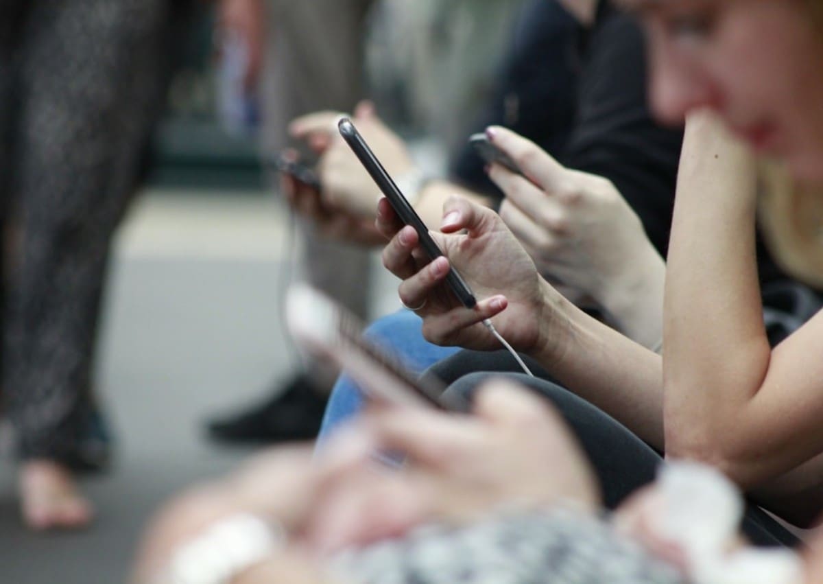 Fotografías, ubicaciones y datos escolares pueden exponer las rutinas de niños y adolescentes en Internet. FOTO: ESPECIAL