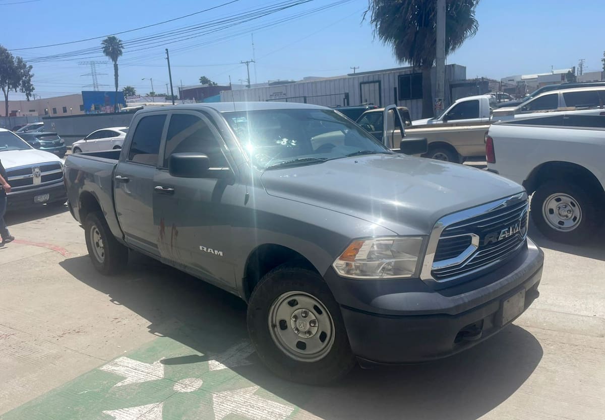 La camioneta oficial en la que viajaban los agentes, llegó al hospital minutos después del ataque.