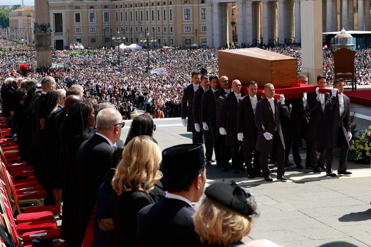 Melania Trump dice que rezó por la paz en el mundo durante el funeral del papa Francisco.