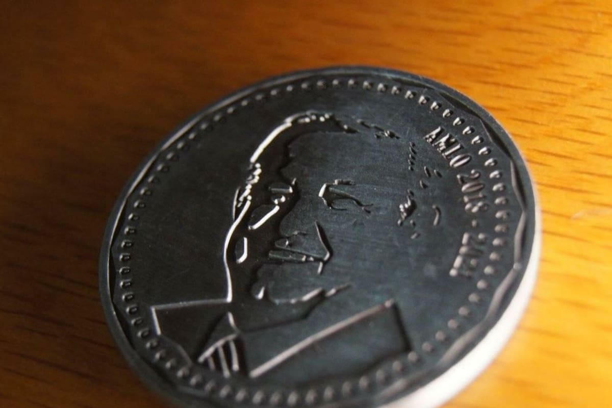 Venden moneda de AMLO en 400 pesos en Mercado Libre