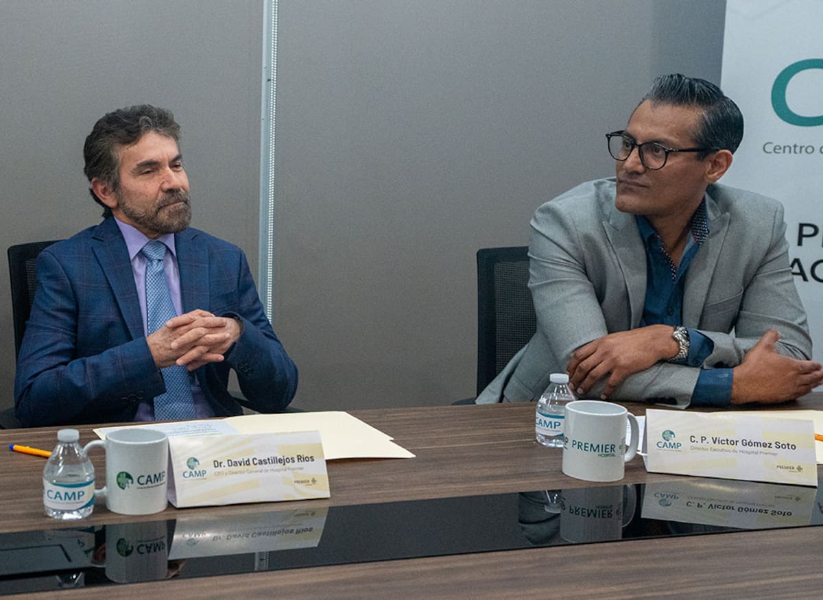 David Castillejos Ríos, fundador y director general del Centro Médico Premier y Víctor Gómez, director ejecutivo de Centro Médico Premier.