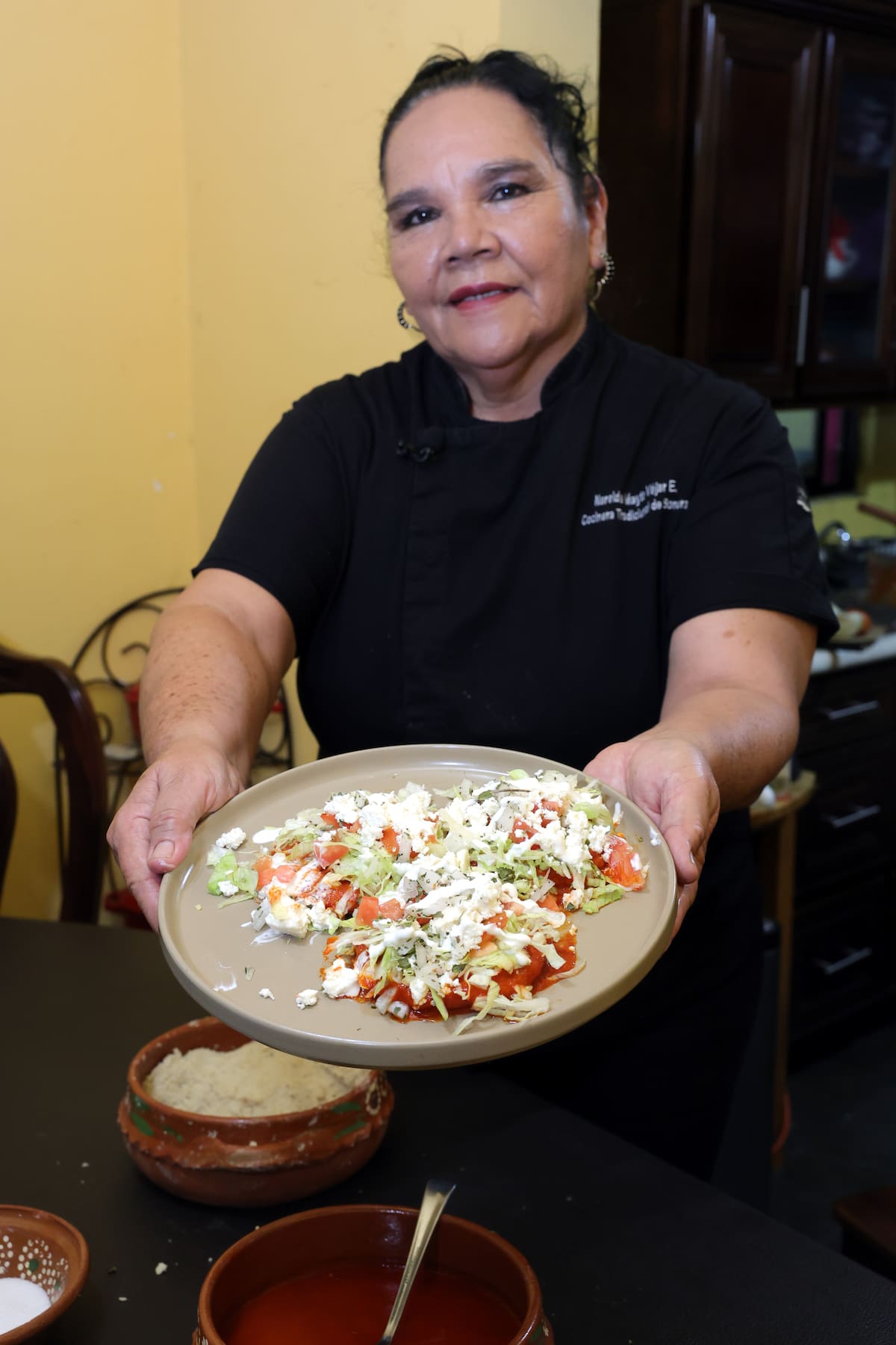 La señora Nereida Véjar muestra las enchiladas sonorenses elaboradas en Villa Pesqueira. FOTO: JULIÁN ORTEGA