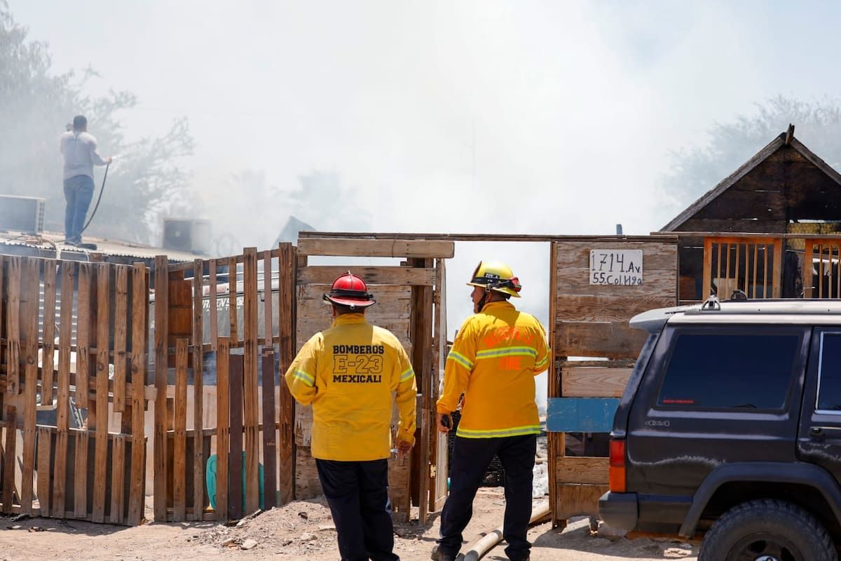 Voraz incendio en casa moviliza a bomberos en la colonia Hidalgo