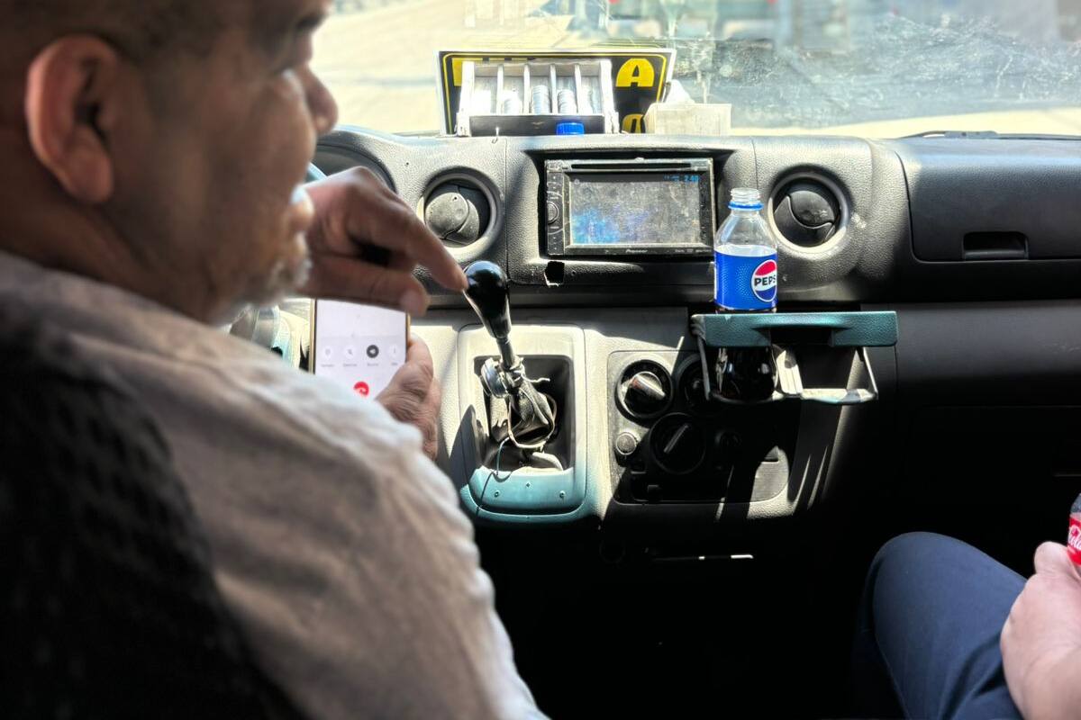 Héctor ‘El Popeye’, lleva en el taxi a quienes más quiere en foto