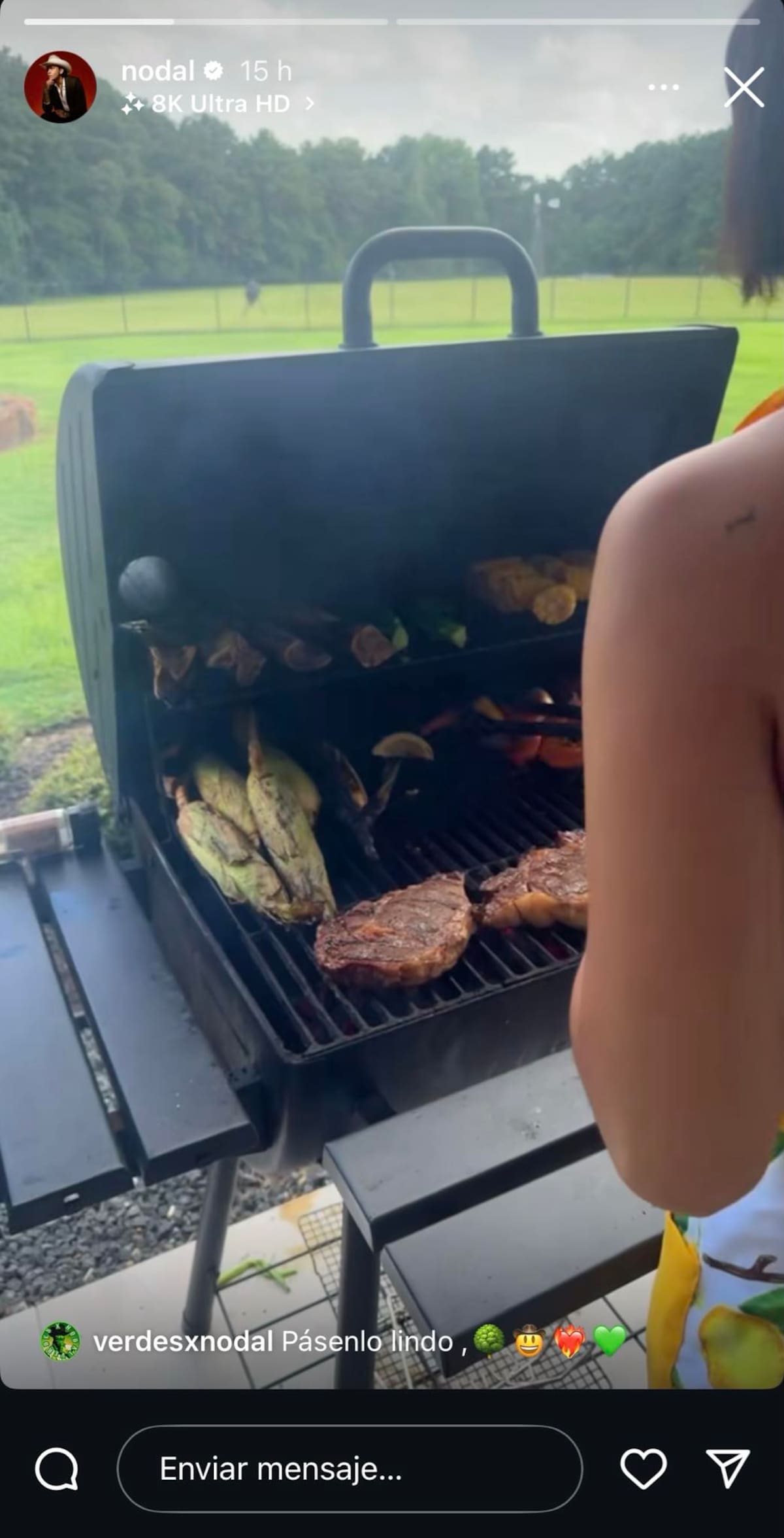 Christian Nodal presume a Ángela Aguilar cocinando carne asada en familia | Captura de video