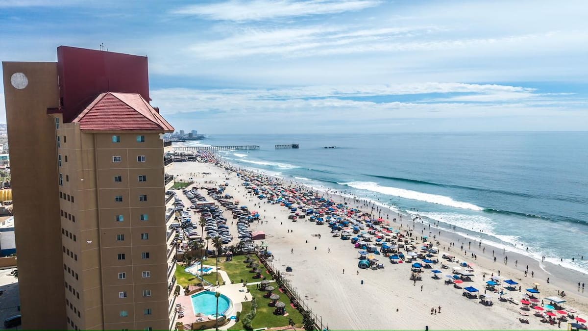 Las playas de Playas de Rosarito registraron alta afluencia de visitantes durante el periodo vacacional de Semana Santa, favorecida por las altas temperaturas. Foto: Border Zoom