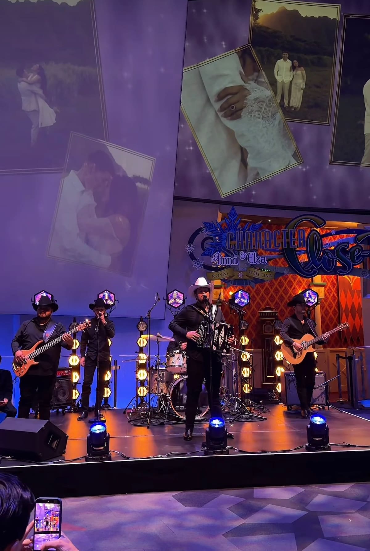 Chris Gutiérrez y Cristina Guereca celebraron su boda en Disneyland con música en vivo de Código FN y Edición Especial. Foto: Cortesía