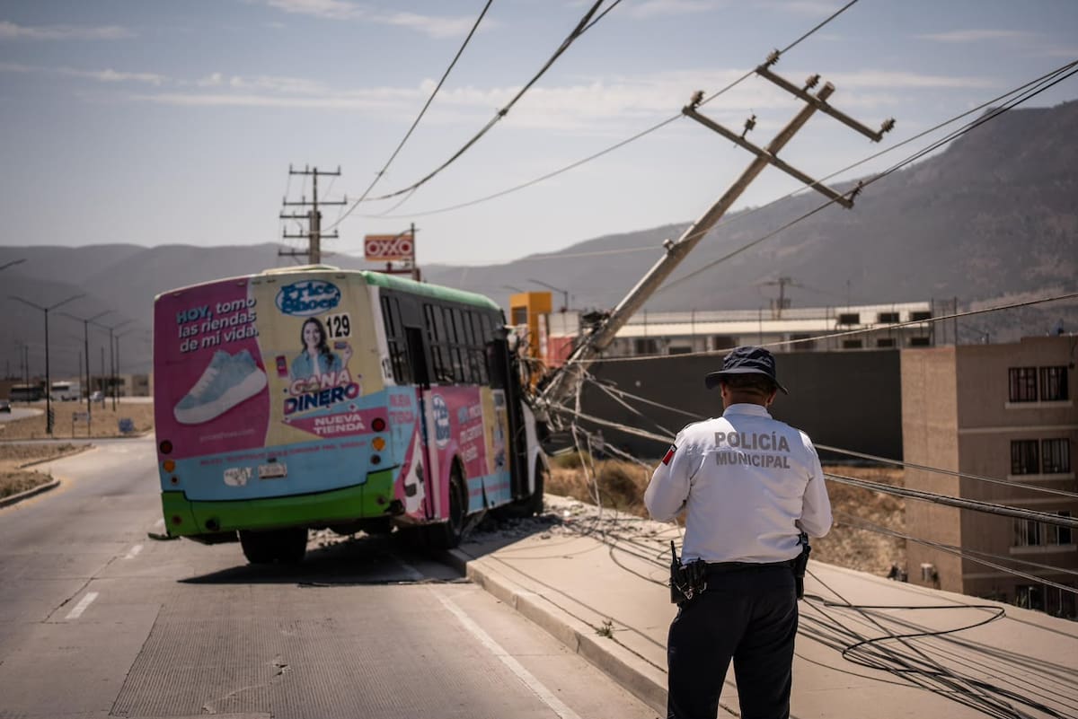 El accidente dejó dos personas lesionadas, un poste de la CFE derribado y afectaciones al suministro eléctrico en el fraccionamiento Vistas del Sol.
Fotos: Border Zoom.