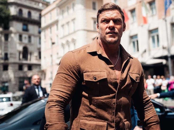 Captan al actor Alan Ritchson presuntamente amenazando a un vecino; el caso podría derivar en consecuencias legales si se confirma una agresión