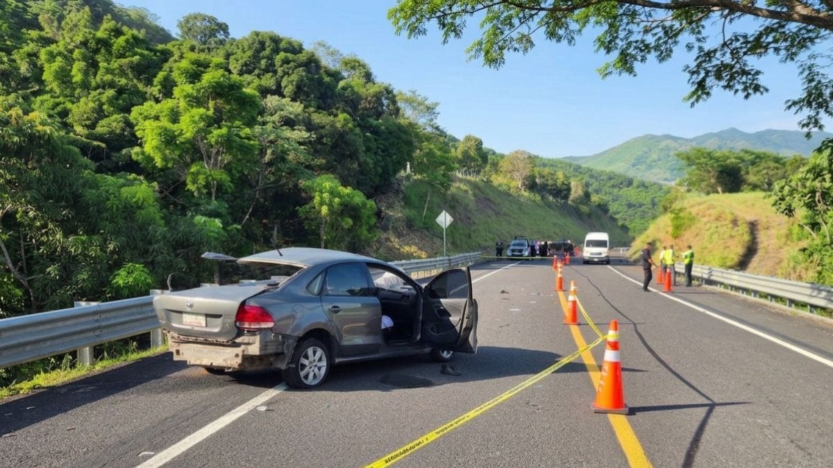 Así quedó el automóvil en el que viajaba el cantante Germán Medina tras el accidente ocurrido en la autopista Tepic-Matanchén, en Nayarit.