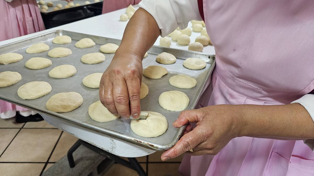 Las Madre Adoratrices elaboran el pan bendito para recordar la eucaristía. FOTO: JUAN HERNÁNDEZ