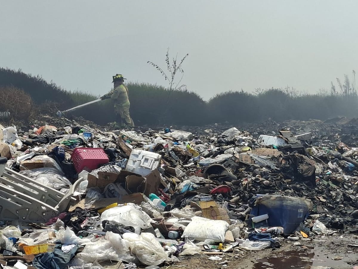 Vecinos de Rancho Escondido denunciaron que un incendio en un basurero clandestino genera humo y cenizas desde el lunes y exigieron su cierre.
Fotos: Khennia Reyes.