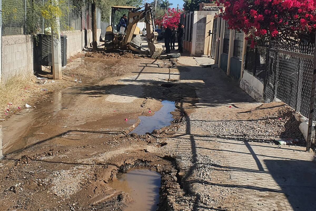 Fuga de agua provocó que un auto se hundiera en una zanja de la colonia Y Griega